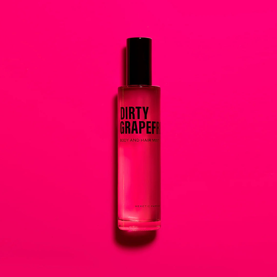 Dirty Grapefruit Body Mist HERETIC PARFUM vor pinkem Hintergrund