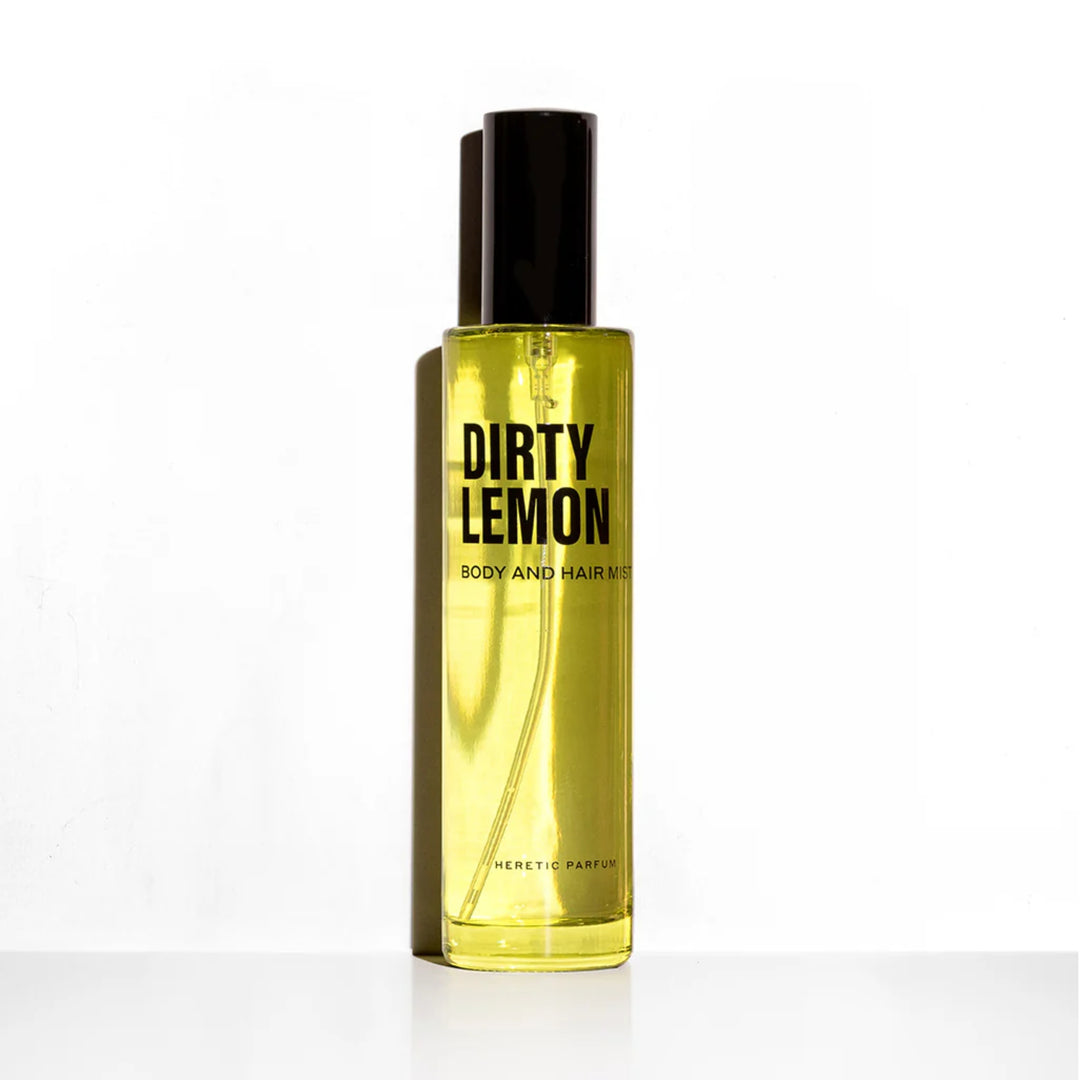Dirty Lemon Body Mist Trio HERETIC PARFUM Flakon vor einer weißen Wand mit Schatten