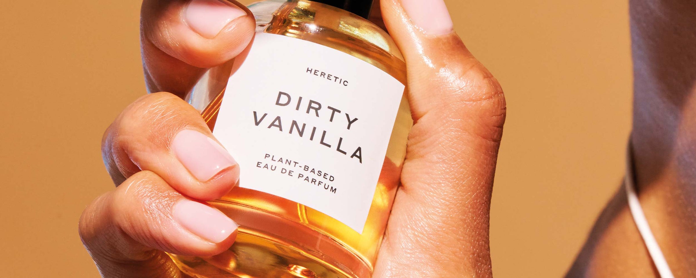 Heretic Parfum mit Dirty Vanilla in einer Hand