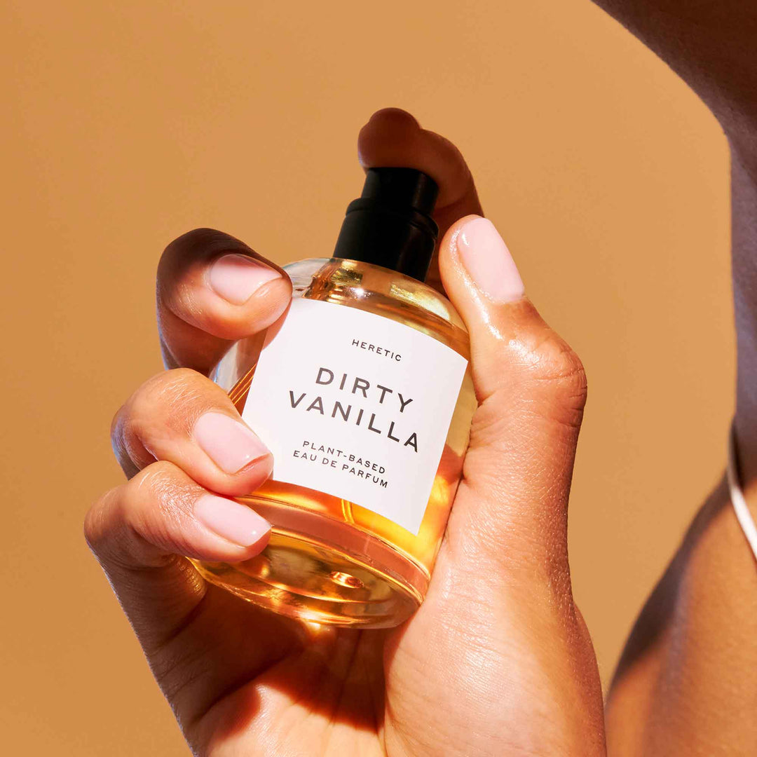 Dirty Vanilla Heretic Parfum 50ml Eau de Parfum Flakon in einer Hand gehalten